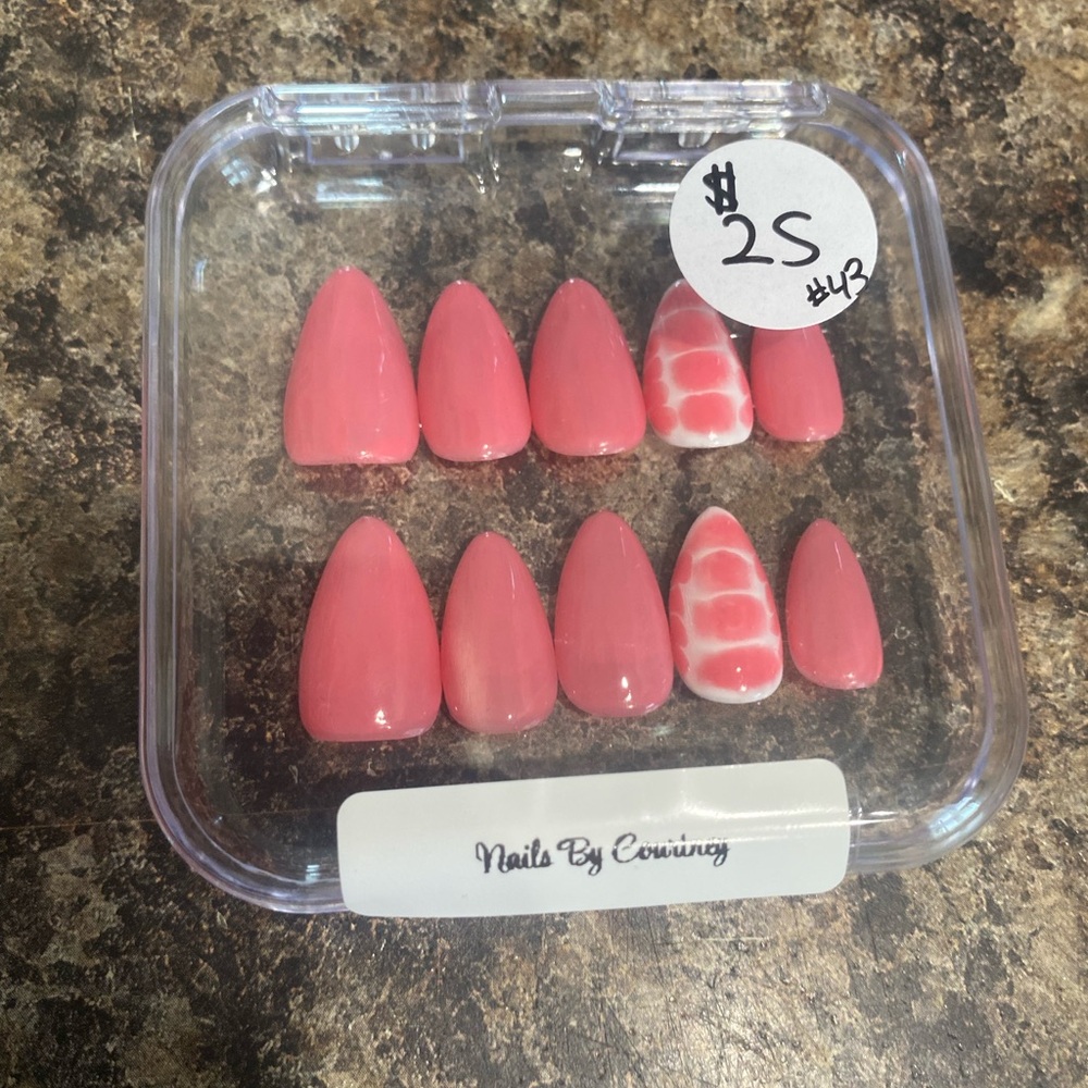 Pink Press-On Nail Set - Glossy Coral Pink with Accent